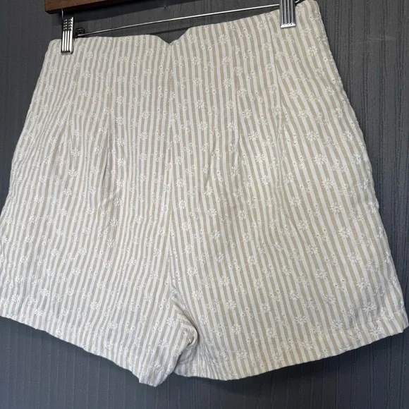 En Saison Riley High-Waisted Cream Stripe Short Embroidered Pinstripe Size Small - Picture 10 of 13